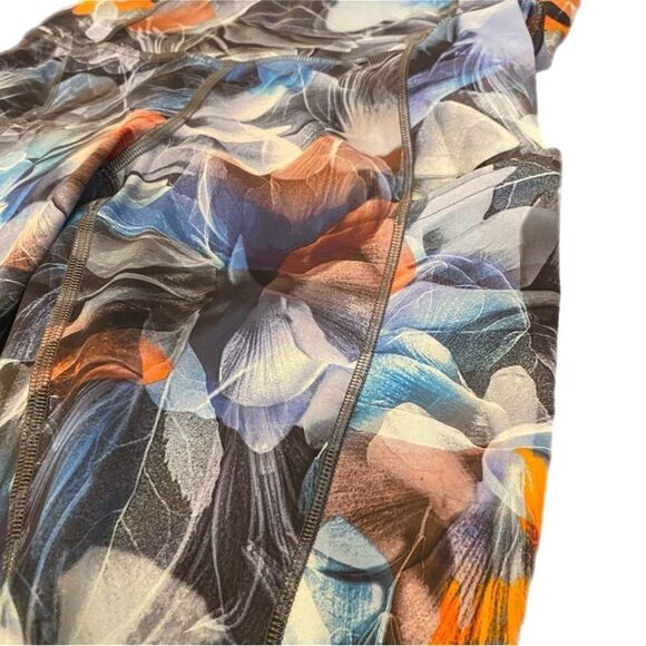 Lululemon Fast and Free High-Rise Tight 25" in Luminescent Floral Multi - Picture 9 of 10